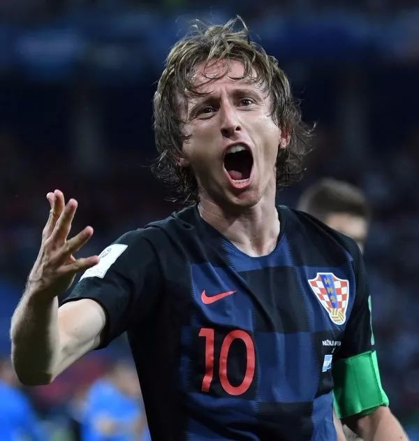 原因有点奇葩，大勒布伦误伤自己退出世界杯，西蒙高茨递补出战